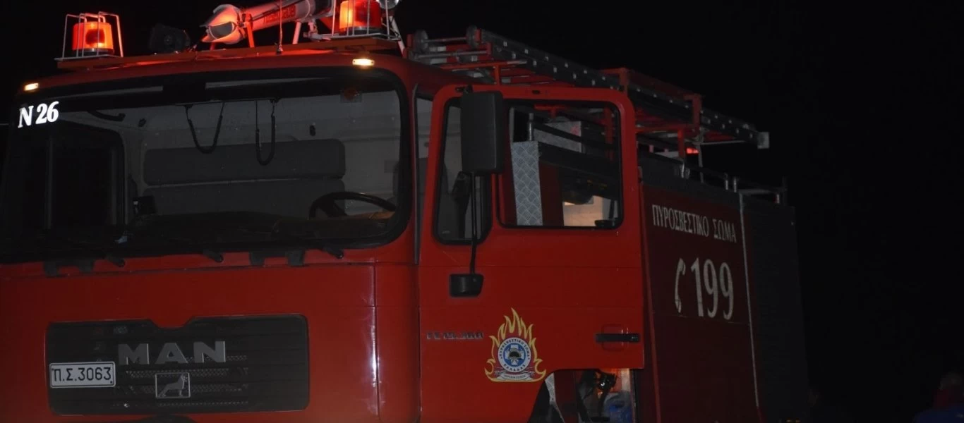 Ξέσπασε πυρκαγιά στην Σαλαμίνα κοντά σε κατοικημένη περιοχή